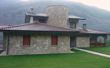 Rivestimento Villa in Pietra di Credaro e Pietra naturale