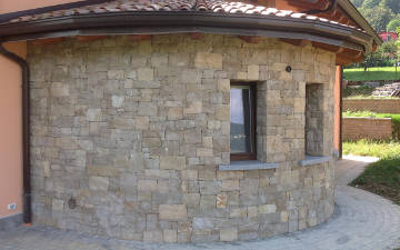 Rivestimento villa in Pietra di Credaro posa rustica a basso spessore